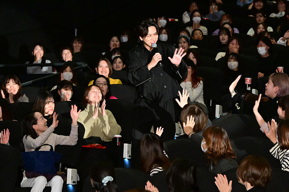 客席から登場するキャスト