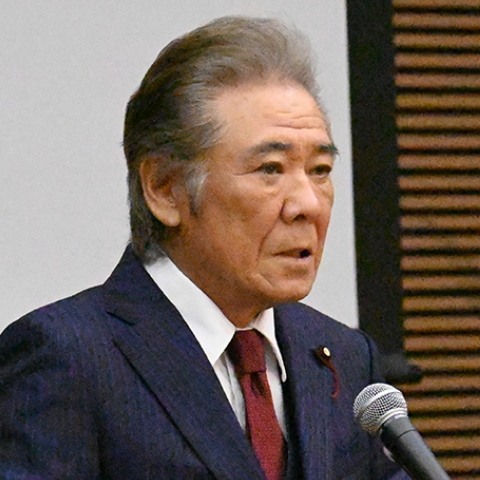 板倉雄馬 役　西岡德馬